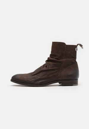 MCCARTHY SLOUCH BOOT - Kotníkové boty - brown