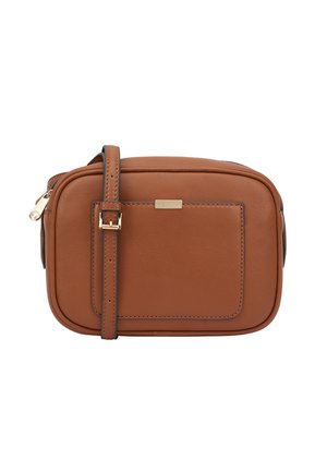 Sac à bandoulière en cuir marron de forme rectangulaire, doté d'une fermeture à glissière, d'une sangle ajustable et d'une poche avant avec couture d'accent.