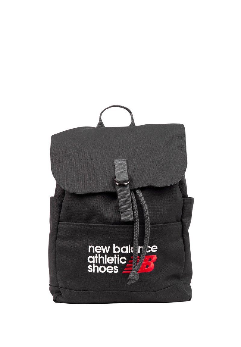 Schwarzer Canvas-Rucksack mit Überschlagklappe, Kordelzugverschluss, Fronttasche und weißem/rotem "new balance"-Logo. Robustes Design mit Trägern.