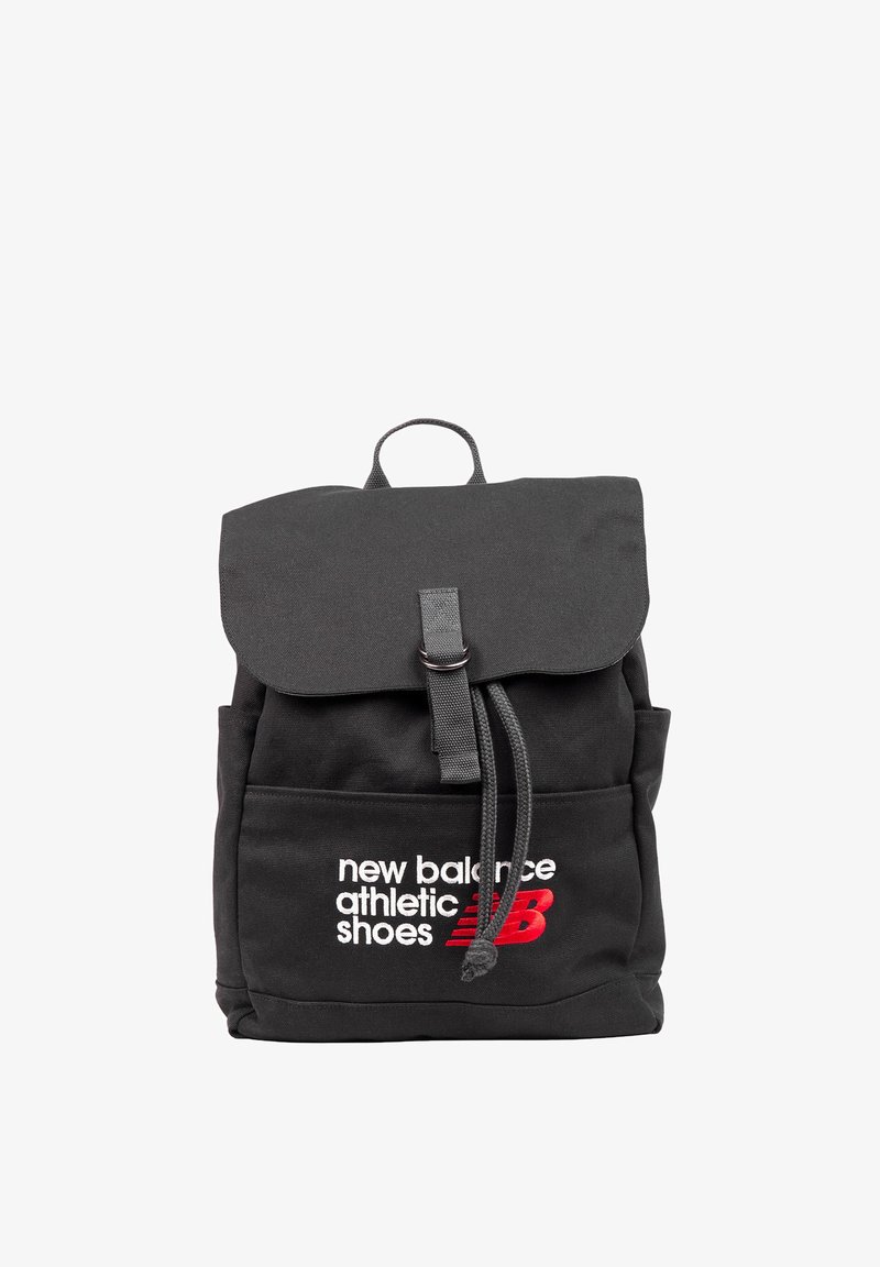 Sac à dos noir en toile avec rabat pliant, fermeture par cordon, poche avant et logo "new balance" blanc/rouge. Design robuste avec bretelles.