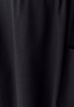 Črn material z gladko teksturo, ki se ponaša z mehkimi valovi in subtilnim leskom. Material deluje lahko in brezšivno.