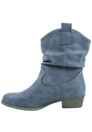 Grå ankelstøvle i imiteret læder med foldet skaft, spids tå og lav stakket hæl. Har dekorative syninger og en trække-flig.