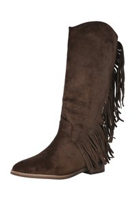 Bota alta hasta la rodilla de ante marrón con detalles de flecos a lo largo del lateral, punta puntiaguda y un tacón bajo y cuadrado. Textura suave y color uniforme.