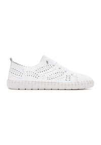 Baskets blanches avec tige en cuir perforé et semelle en caoutchouc texturée. Comprend six œillets pour les lacets et un design à bout rond.