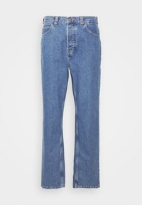 Blauwe rechte denim jeans met een voorste knoop, rits en vijf-pocket ontwerp op een effen witte achtergrond.