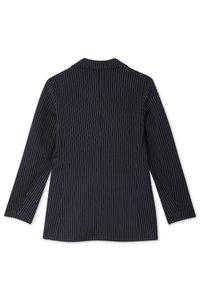 Tamsiai mėlynas dryžuotas švarkas su įpjovimu, notch tipo apykaklėmis ir ilgomis rankovėmis; pasižymi lygiu tekstūru ir subtiliu blizgesiu.