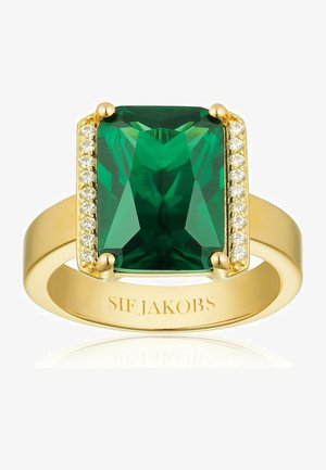 Anello rettangolare verde in pietra preziosa, montato in oro, con accenti di diamante sui lati e una finitura lucida. Nome del marchio inciso all'interno.