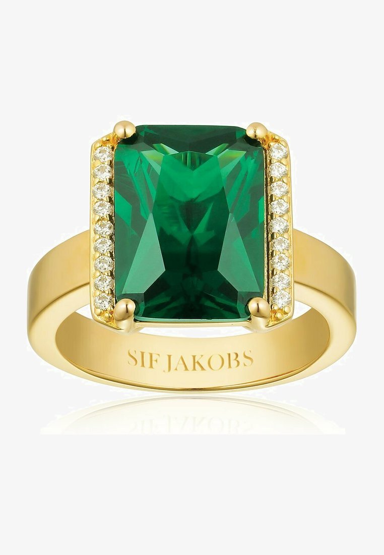 Grön rektangulär ädelstensring i guld, med diamantaccent på sidorna och en polerad yta. Graverat varumärke inuti.