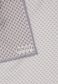 Violeta rakstainā kabatas lakatiņš ar ģeometrisku dizainu, apmalēts ar lavandas krāsu un ar logotipu stūrī.