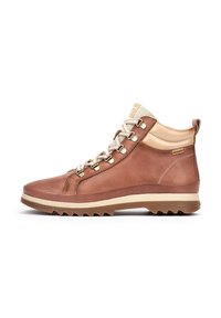 Bota de senderismo de cuero marrón con un collar de malla crema, herrajes dorados y una suela de goma texturizada con surcos profundos para mayor tracción.