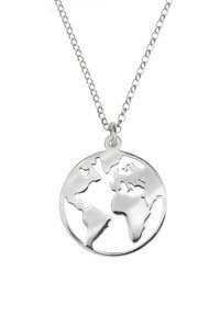 Collar de plata con un diseño de globo recortado, con contornos detallados de continentes y una cadena unida.