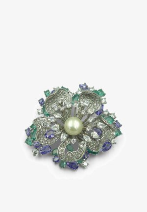 Broche florale en argent avec une perle centrale, ornée de pierres précieuses claires, vertes et violettes disposées en pétales et accents environnants.