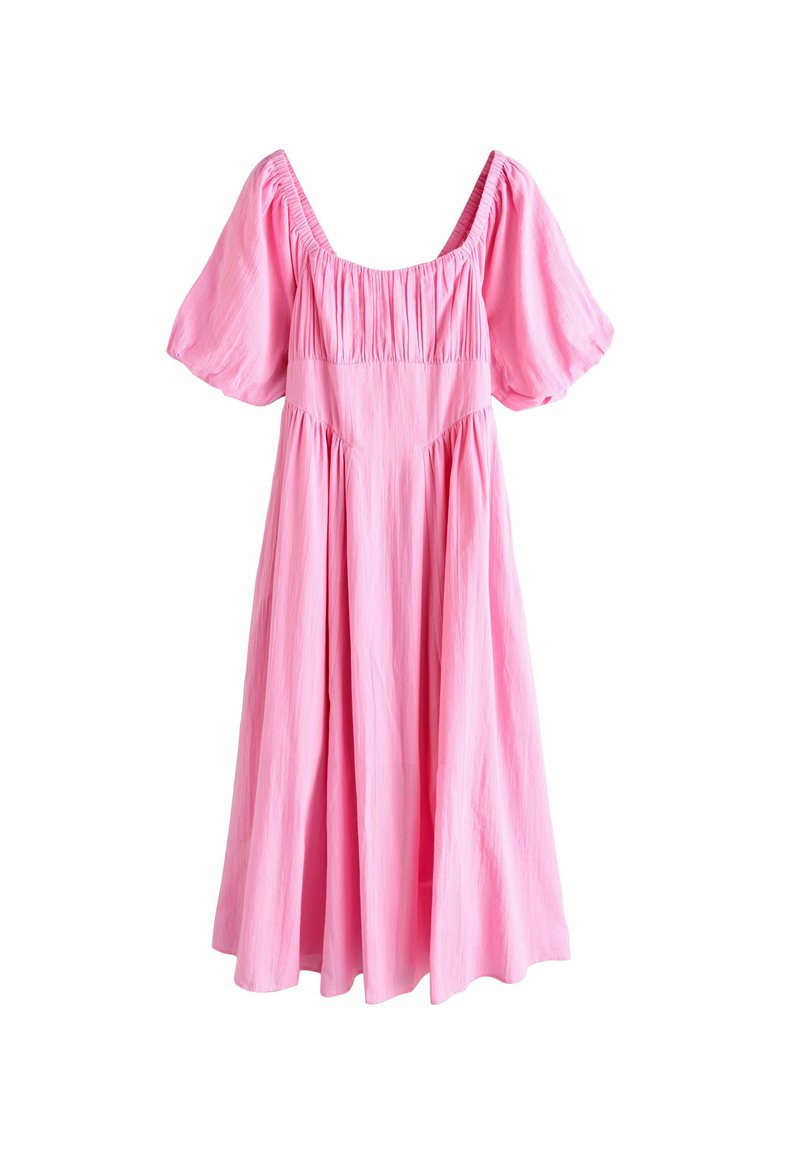 Rosa Baumwollkleid mit puffärmeligen kurzen Ärmeln, weitem runden Ausschnitt und gerafften Details am Oberteil, das bis zu einem knielangen Rock fällt.