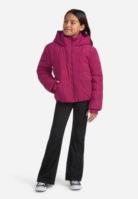 Jachetă puffer magenta cu glugă, având un design matlasat și fermoar frontal. Asortată cu pantaloni negri evazați și încălțăminte cu dungi.