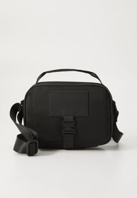 Mustast materjalist ülepõlve käekott tekstureeritud pinnaga, ristkülikukujuline, pealt käepide, reguleeritav õlarihm ja ees pandlaga kinnis.