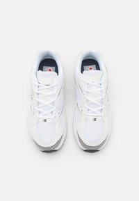 Champion RUN 00 LOW CUT SHOE UNISEX - Treenikenkä - white/black