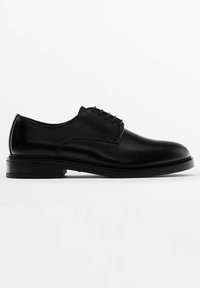 Scarpa da uomo in pelle nera con punta tondeggiante, superficie liscia, sei lacci e tacco basso impilato. Caratterizzata da cuciture minime e una finitura lucida.