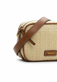 Bolso cruzado de mimbre con detalles en cuero marrón, que cuenta con un cierre con cremallera, una correa ajustable y un detalle del logotipo en dorado.