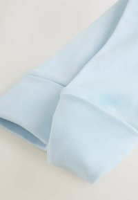 Lyseblå sweatshirtærme med blødt, tekstureret stof og ribbet manchet. Glat finish med pæne syningsdetaljer.