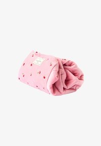Manta de forro polar rosa doblada con estampado de cerezas y una pequeña etiqueta. Textura suave, forma rectangular, compacta para el almacenamiento o los viajes.