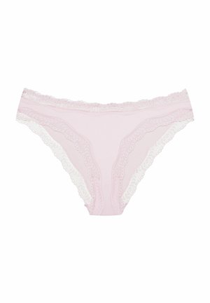 Różowa bielizna ozdobiona koronką z jednolitą różową częścią i delikatnymi białymi koronkowymi akcentami wzdłuż pasa oraz ud.