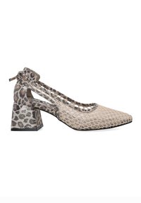 Beige a leopardí puntíkované síťované lodičky s špičatou špičkou, výřezovým designem, páskem kolem kotníku a středně vysokým blokovým podpatkem. Texturovaný povrch.