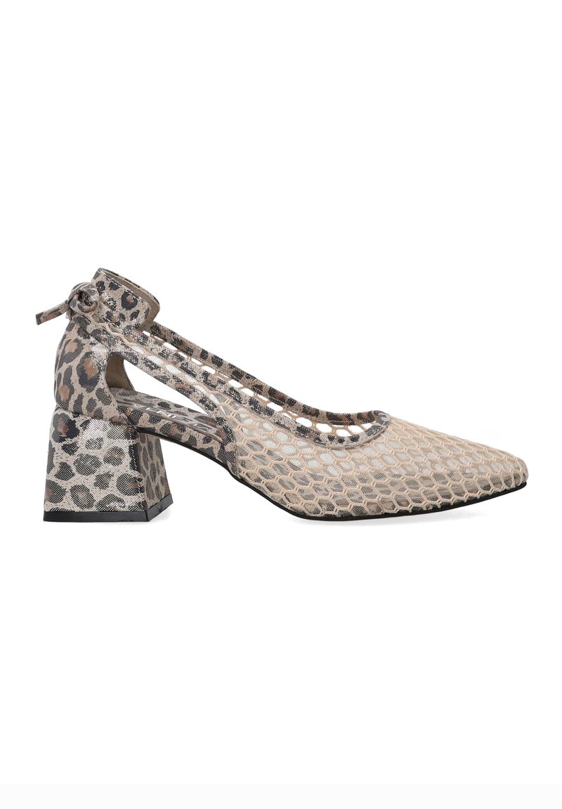Beige a leopardí puntíkované síťované lodičky s špičatou špičkou, výřezovým designem, páskem kolem kotníku a středně vysokým blokovým podpatkem. Texturovaný povrch.