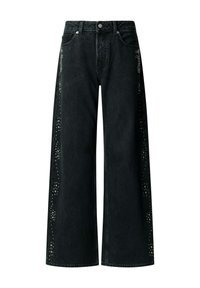 Vaqueros negros de pierna ancha con botón de metal y remaches, que presentan patrones decorativos de tachuelas plateadas a lo largo de las costuras exteriores en ambas piernas.