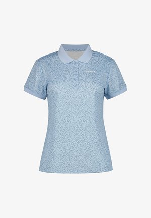 Polo azul claro con un sutil estampado floral. Cuenta con un cuello estructurado, mangas cortas y una tapeta de tres botones. Textura suave.