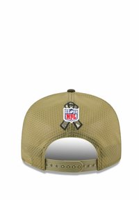 Olivgrüner Hut mit Mesh-Design, versehen mit einem gestickten NFL-Logo in Weiß und Rot, verstellbarer Hinterriemen mit mehreren Löchern.