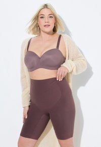 Bralette och högmidjade shorts i en dämpad brunsfärg. Bystycket har släta kupor och justerbara remmar; shortsen är sömlösa med en mjuk textur.