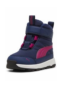 Bota de invierno aislada en color azul marino y rosa con un cuello acolchado, cierre de cordones en la parte frontal, suela de goma y marca distintiva en el talón y los laterales.