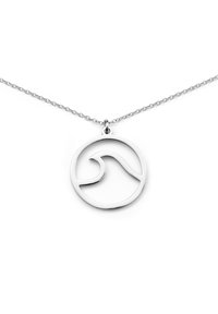 Collana con pendente d'argento caratterizzata da un design a onda all'interno di un contorno circolare su una catena sottile. La superficie è liscia e riflettente.