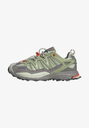 Chaussure de trail légère avec une palette de couleurs grise, verte et orange. Elle comprend une tige en mesh, un système de laçage en caoutchouc et une semelle extérieure texturée pour l'adhérence.