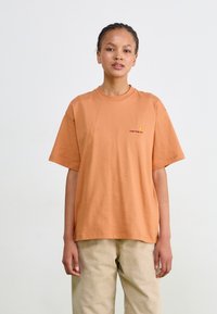 T-shirt en coton orange Heather à manches courtes, col rond et un petit logo jaune imprimé sur la zone gauche de la poitrine.