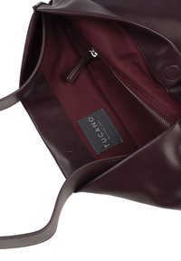 Borsa tote in pelle bordeaux scuro con un esterno liscio. Interno foderato in tessuto coordinato, presenta una tasca con zip e un'etichetta del brand.