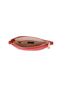 Borsa a pochette rossa in pelle con hardware dorato, chiusura con zip e fodera interna liscia. Presenta una forma semplice e allungata, adatta per oggetti di piccole dimensioni.