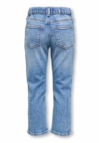 Jeans en denim bleu clair avec une ceinture extensible, deux poches arrière et des ourlets effilochés, présentant une coupe droite et une texture douce.