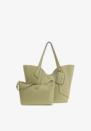 Dos bolsos Guess de cuero verde oliva: un gran bolso tote con asas y etiqueta adjunta, y una bolsa pequeña con cierre y logo.