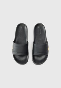 Sorte gummisandaler med to brede stropper, teksturert fotbed og aksent i gulltone. Flat design for enkel bruk.