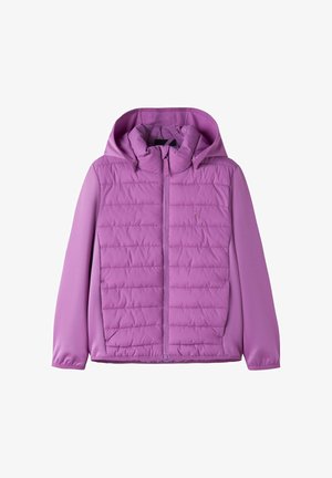 Lilla hettejakke med kviltet frontpanel og glatte ermer, med hel glidelås foran og elastiske mansjetter.