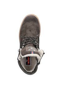 Bota de ante marrón con forro de pelo sintético, puntera redonda, cuello acolchado y cordones negros. Presenta una etiqueta de logo y detalles decorativos en rojo y azul.