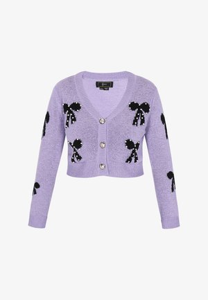 A lila rövidített kardigán fekete masni mintákkal, gyöngyház gombokkal, bordázott mandzsettákkal és puha textúrával rendelkezik.