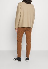 Levi's® Chino - ochre