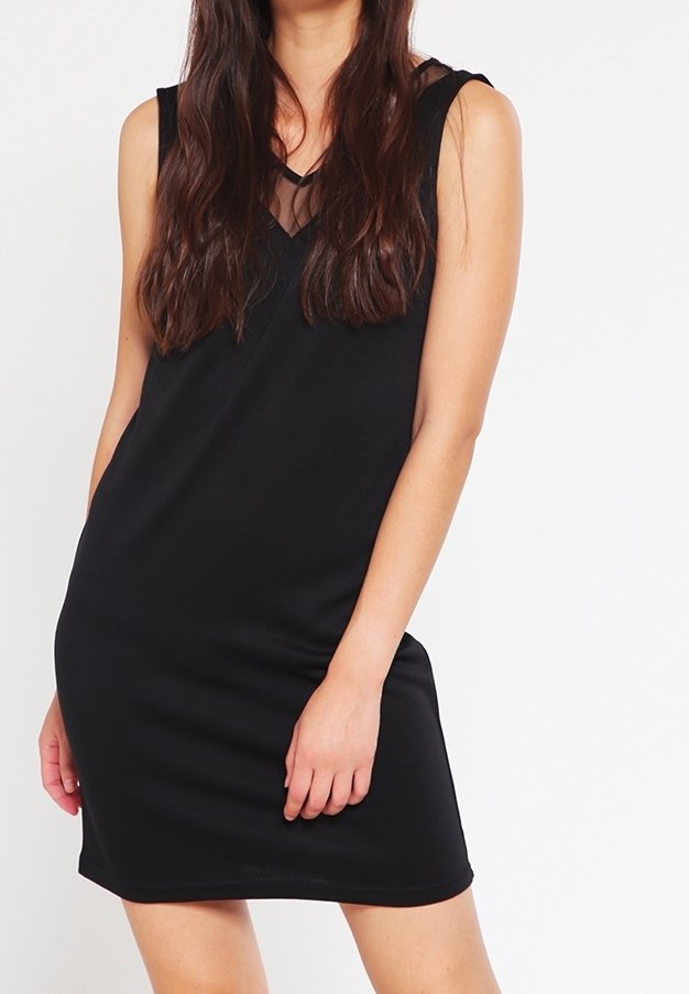 Svart ärmlös klänning i mjukt tyg med en figurnära design, med en genomskinlig panel vid halsringningen och knälång längd.