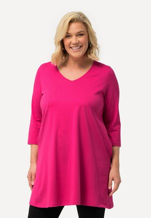 Fuchsia Tunika mit Dreiviertelärmeln, V-Ausschnitt, weichem Jersey-Stoff, geradem Schnitt und Seitentaschen. Geeignet für Freizeitkleidung.