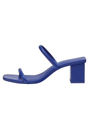 Niebieskie sandały na blokowym obcasie z dwoma cienkimi paskami nad stopą i kwadratowym noskiem. Wykonane z gładkiego materiału o matowym wykończeniu.