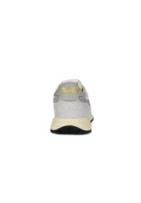 Sneaker in suede grigio con dettagli color crema, caratterizzata da un colletto imbottito e dal logo giallo "AUTRY" sul retro, suola in gomma nera.