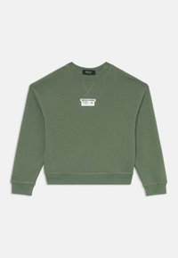 Sweatshirt vert en tissu doux, avec un col rond, des manches longues et une étiquette frontale avec un logo. Design simple et décontracté.