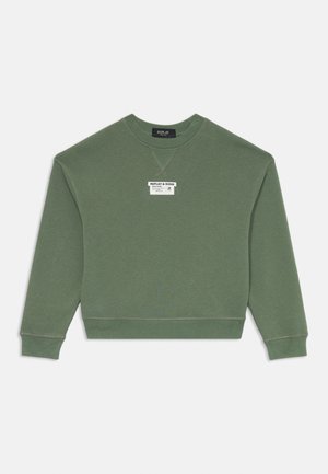 Zeleno športno majico iz mehkega blaga, ki ima okroglo ovratnik, dolge rokave in sprednjo oznako z logotipom. Preprost, sproščen dizajn.